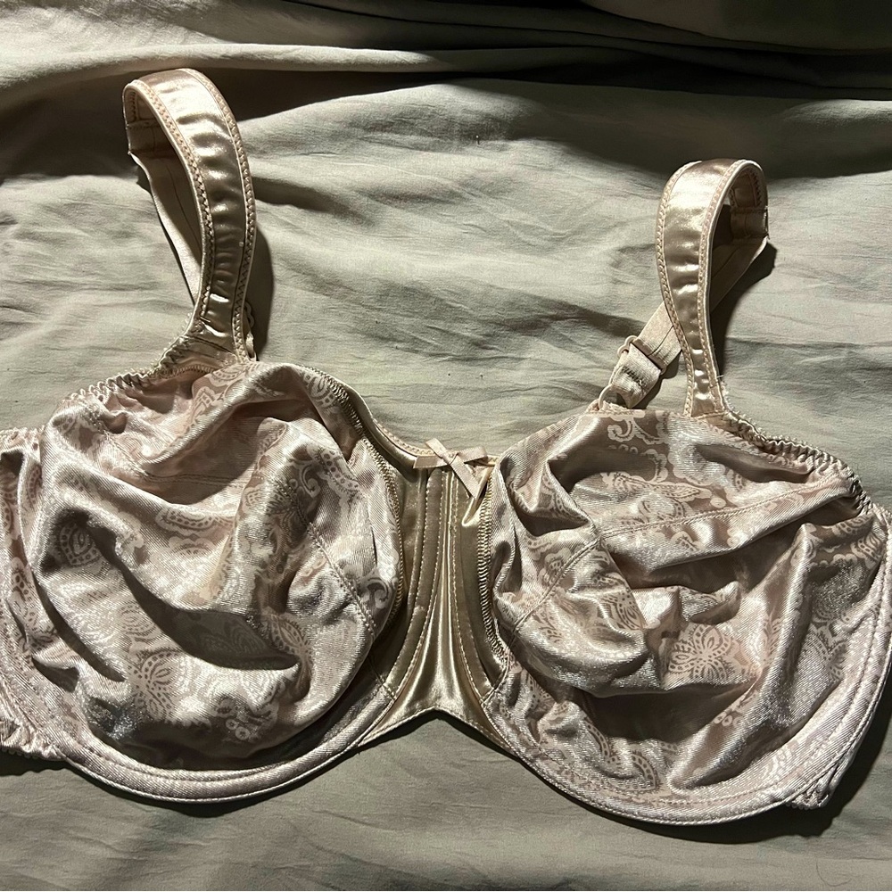 Bali wired beige bra 38 DD
Sale:set of 2 Bras for $15, make a bundle